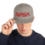 Casque grise avec le loge de la NASA