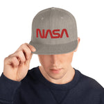 Casque grise avec le loge de la NASA