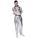 Homme déguisé en astronaute