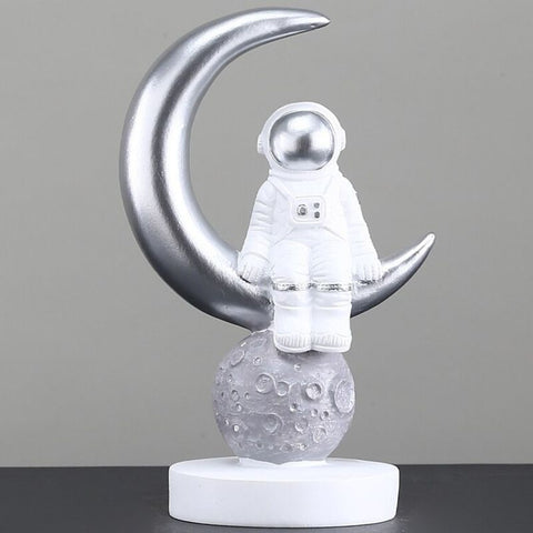 Figurine d'Astronaute assis sur un croissant de Lune