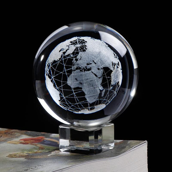 Globe De Cristal De La Planète Terre Sur Un Terrain De Gazon Vert