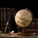 Globe terrestre ancien avec socle en bois