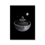 Poster d'un astronaute prenant un bain dans une demi-lune